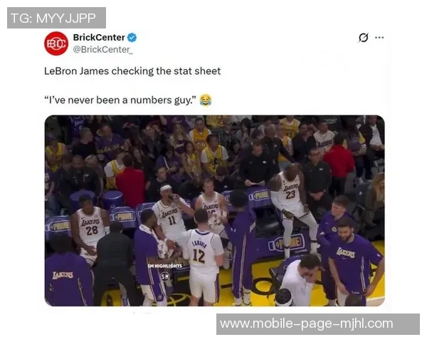 詹姆斯替补席上显不满情绪频频起身运球引发关注